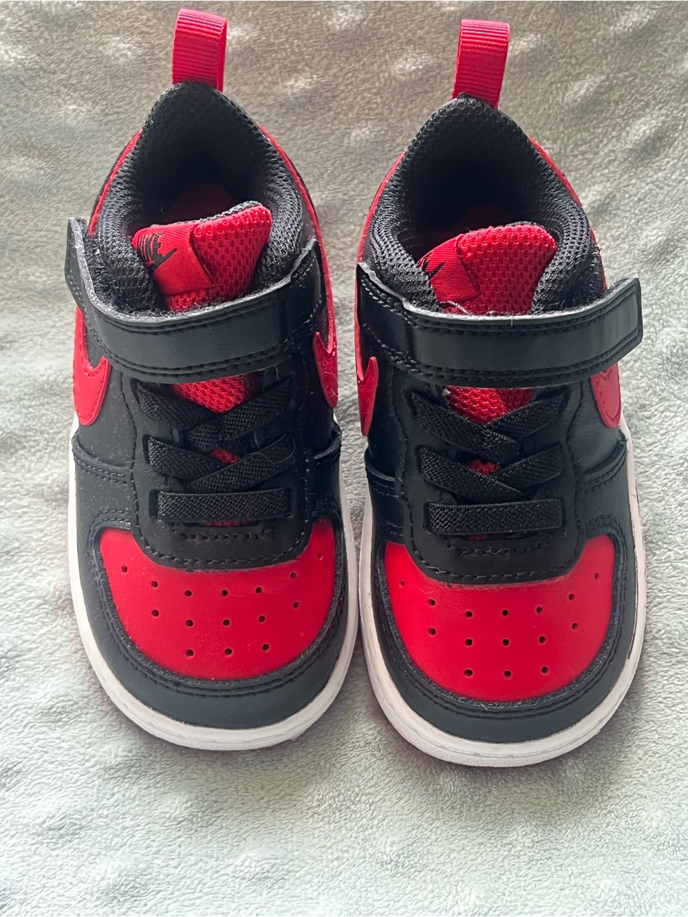Nike Kids Black and Red Low-Top Sneakers with Hook-and-Loop Strap